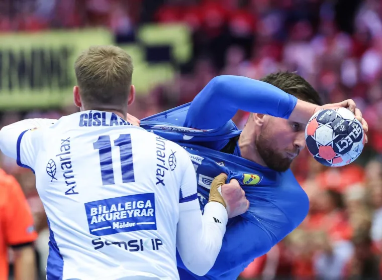 Danski navijači rade kaos na tribinama i navijaju protiv Hrvatske, na&scaron;e navijačice i navijači odgovorili