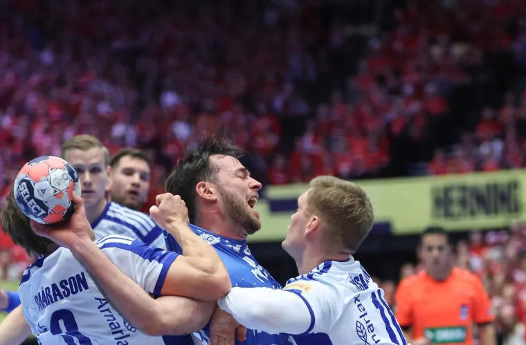 Danski navijači rade kaos na tribinama i navijaju protiv Hrvatske, na&scaron;e navijačice i navijači odgovorili