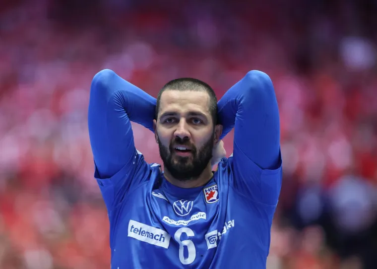 Danski navijači rade kaos na tribinama i navijaju protiv Hrvatske, na&scaron;e navijačice i navijači odgovorili