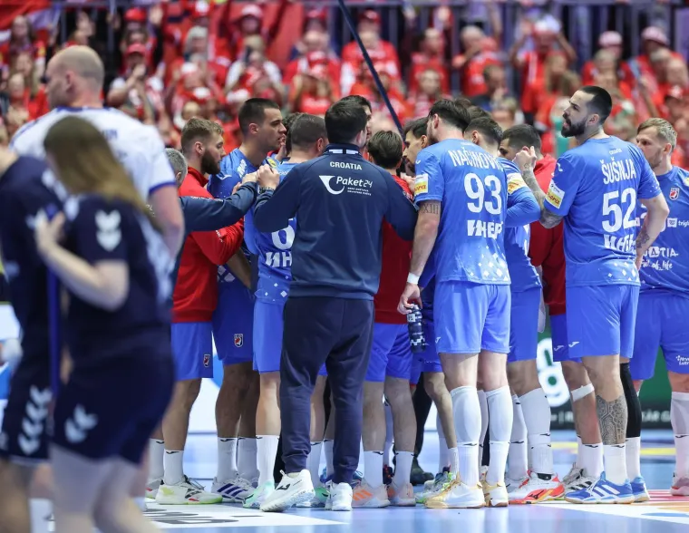 Danski navijači rade kaos na tribinama i navijaju protiv Hrvatske, na&scaron;e navijačice i navijači odgovorili