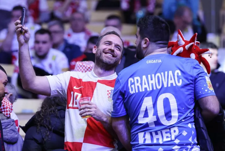 Danski navijači rade kaos na tribinama i navijaju protiv Hrvatske, na&scaron;e navijačice i navijači odgovorili