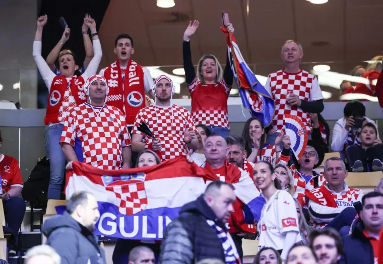 Danski navijači rade kaos na tribinama i navijaju protiv Hrvatske, na&scaron;e navijačice i navijači odgovorili