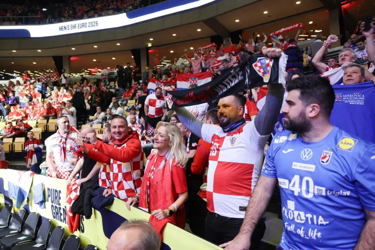 Danski navijači rade kaos na tribinama i navijaju protiv Hrvatske, na&scaron;e navijačice i navijači odgovorili