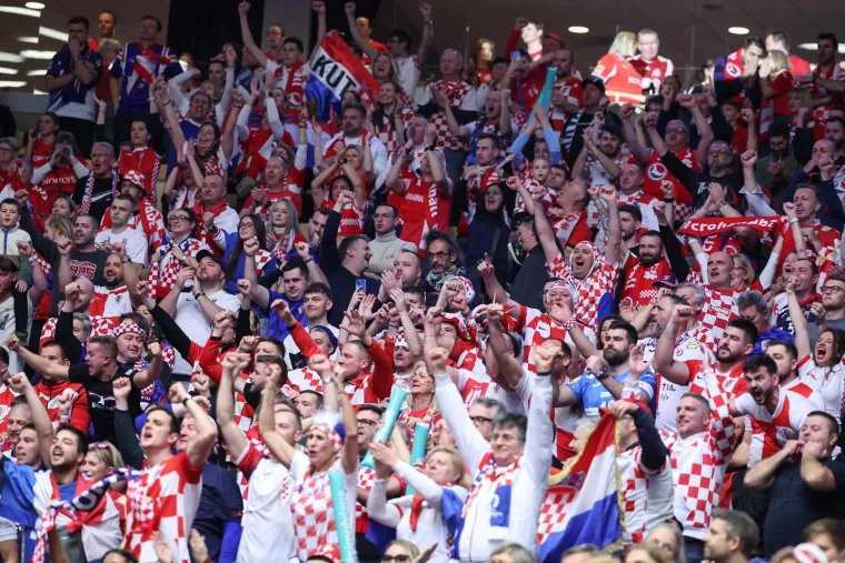 Danski navijači rade kaos na tribinama i navijaju protiv Hrvatske, na&scaron;e navijačice i navijači odgovorili