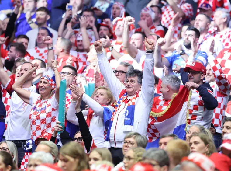 Danski navijači rade kaos na tribinama i navijaju protiv Hrvatske, na&scaron;e navijačice i navijači odgovorili