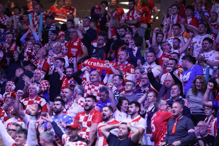 Danski navijači rade kaos na tribinama i navijaju protiv Hrvatske, na&scaron;e navijačice i navijači odgovorili