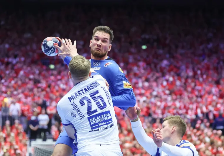 On je na&scaron; rukometni ratnik: Pogledajte kako su Islanđani istukli Mandića koji je sav krvav