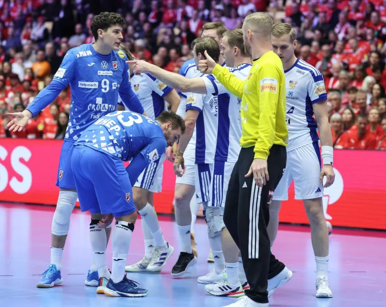 On je na&scaron; rukometni ratnik: Pogledajte kako su Islanđani istukli Mandića koji je sav krvav