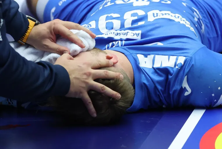 On je na&scaron; rukometni ratnik: Pogledajte kako su Islanđani istukli Mandića koji je sav krvav