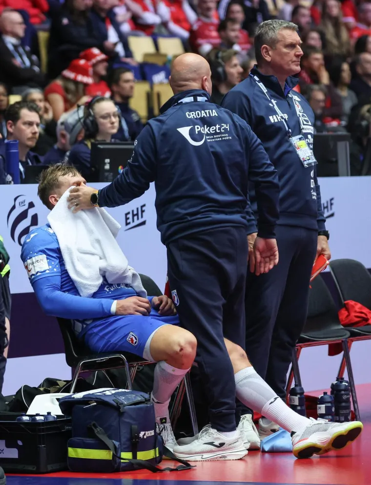 On je na&scaron; rukometni ratnik: Pogledajte kako su Islanđani istukli Mandića koji je sav krvav