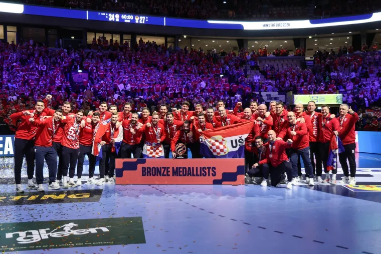 Ovo je veliko, ovo je sve! Pogledajte rukometa&scaron;e kako primaju medalje, za ovo se živi!