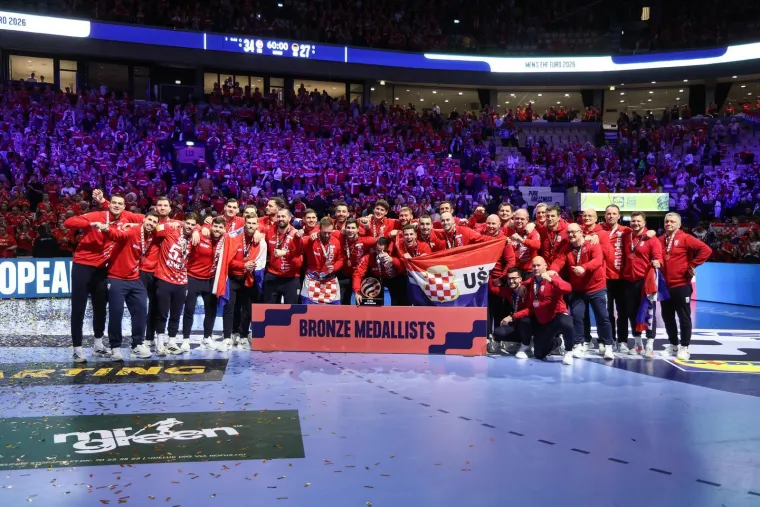 Ovo je veliko, ovo je sve! Pogledajte rukometa&scaron;e kako primaju medalje, za ovo se živi!