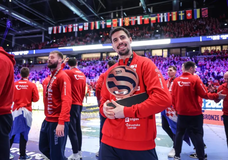 Ovo je veliko, ovo je sve! Pogledajte rukometa&scaron;e kako primaju medalje, za ovo se živi!