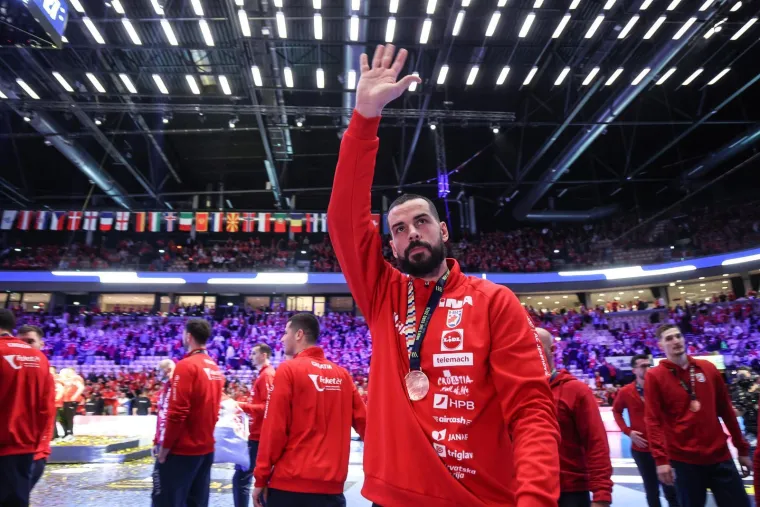 Ovo je veliko, ovo je sve! Pogledajte rukometa&scaron;e kako primaju medalje, za ovo se živi!