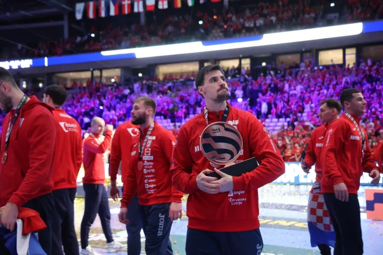 Ovo je veliko, ovo je sve! Pogledajte rukometa&scaron;e kako primaju medalje, za ovo se živi!