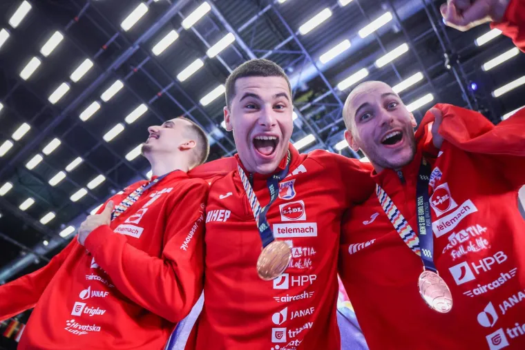 Ovo je veliko, ovo je sve! Pogledajte rukometa&scaron;e kako primaju medalje, za ovo se živi!