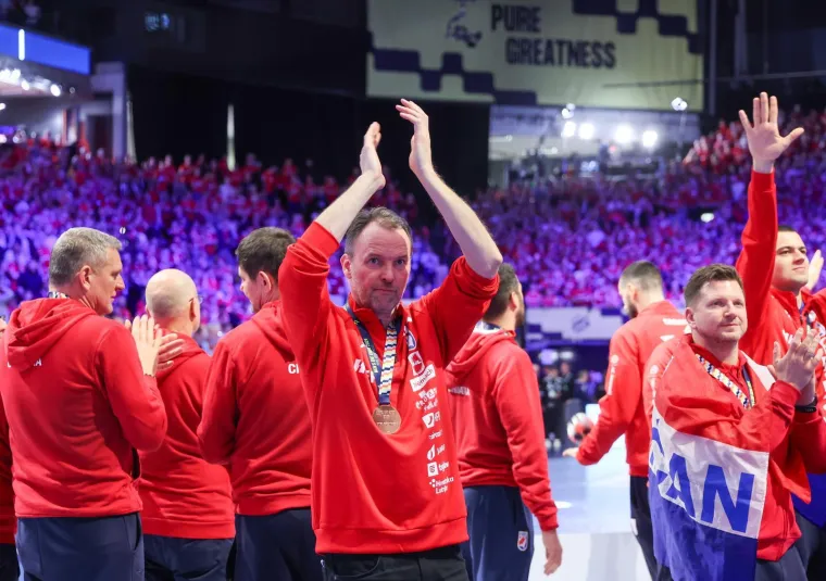 Ovo je veliko, ovo je sve! Pogledajte rukometa&scaron;e kako primaju medalje, za ovo se živi!