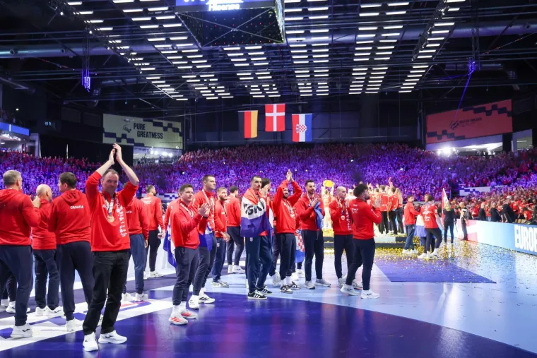 Ovo je veliko, ovo je sve! Pogledajte rukometa&scaron;e kako primaju medalje, za ovo se živi!