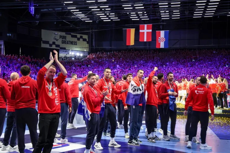 Ovo je veliko, ovo je sve! Pogledajte rukometa&scaron;e kako primaju medalje, za ovo se živi!