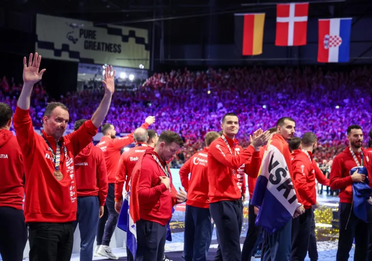 Ovo je veliko, ovo je sve! Pogledajte rukometa&scaron;e kako primaju medalje, za ovo se živi!