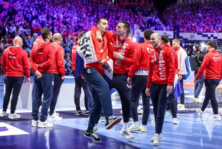Ovo je veliko, ovo je sve! Pogledajte rukometa&scaron;e kako primaju medalje, za ovo se živi!