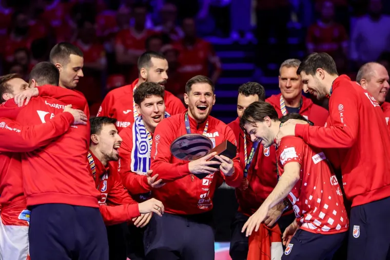 Ovo je veliko, ovo je sve! Pogledajte rukometa&scaron;e kako primaju medalje, za ovo se živi!