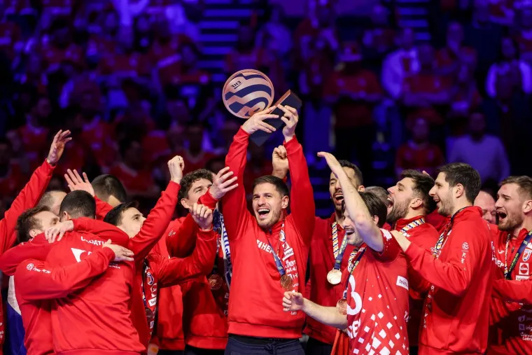 Ovo je veliko, ovo je sve! Pogledajte rukometa&scaron;e kako primaju medalje, za ovo se živi!