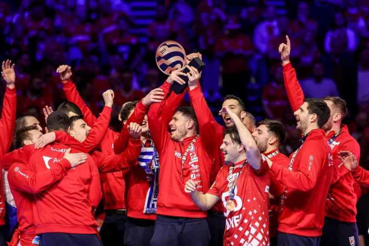 Ovo je veliko, ovo je sve! Pogledajte rukometa&scaron;e kako primaju medalje, za ovo se živi!