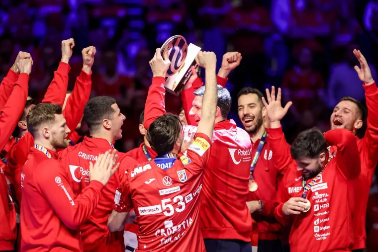 Ovo je veliko, ovo je sve! Pogledajte rukometa&scaron;e kako primaju medalje, za ovo se živi!