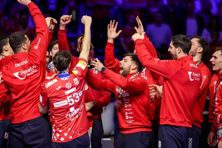 Ovo je veliko, ovo je sve! Pogledajte rukometa&scaron;e kako primaju medalje, za ovo se živi!