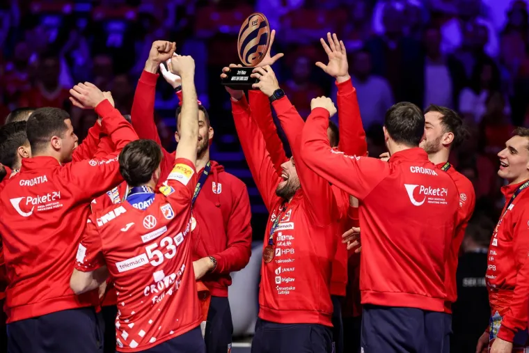 Ovo je veliko, ovo je sve! Pogledajte rukometa&scaron;e kako primaju medalje, za ovo se živi!