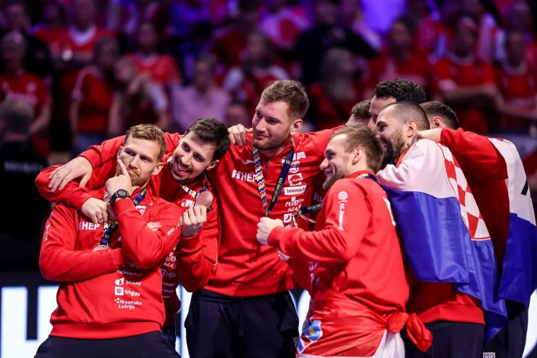 Ovo je veliko, ovo je sve! Pogledajte rukometa&scaron;e kako primaju medalje, za ovo se živi!