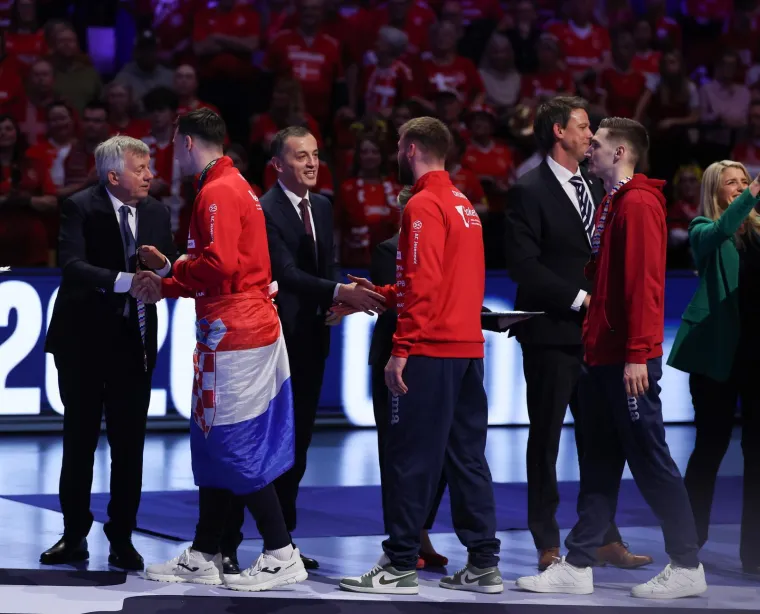 Ovo je veliko, ovo je sve! Pogledajte rukometa&scaron;e kako primaju medalje, za ovo se živi!