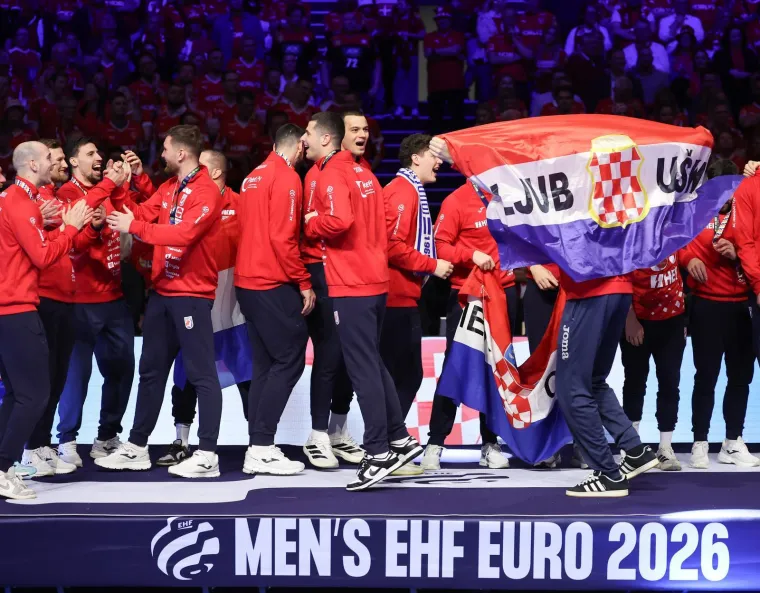 Ovo je veliko, ovo je sve! Pogledajte rukometa&scaron;e kako primaju medalje, za ovo se živi!