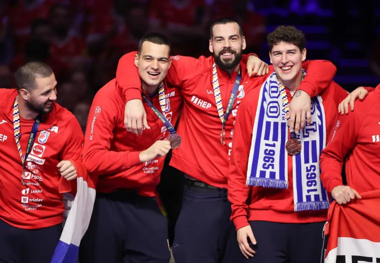 Ovo je veliko, ovo je sve! Pogledajte rukometa&scaron;e kako primaju medalje, za ovo se živi!