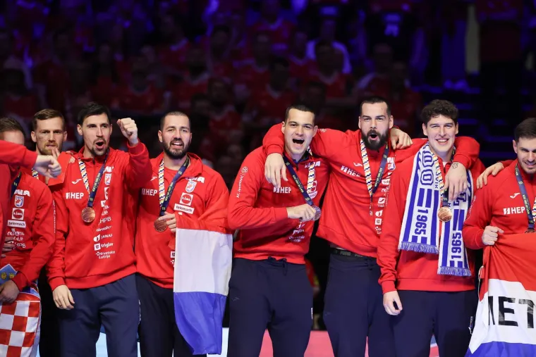 Ovo je veliko, ovo je sve! Pogledajte rukometa&scaron;e kako primaju medalje, za ovo se živi!