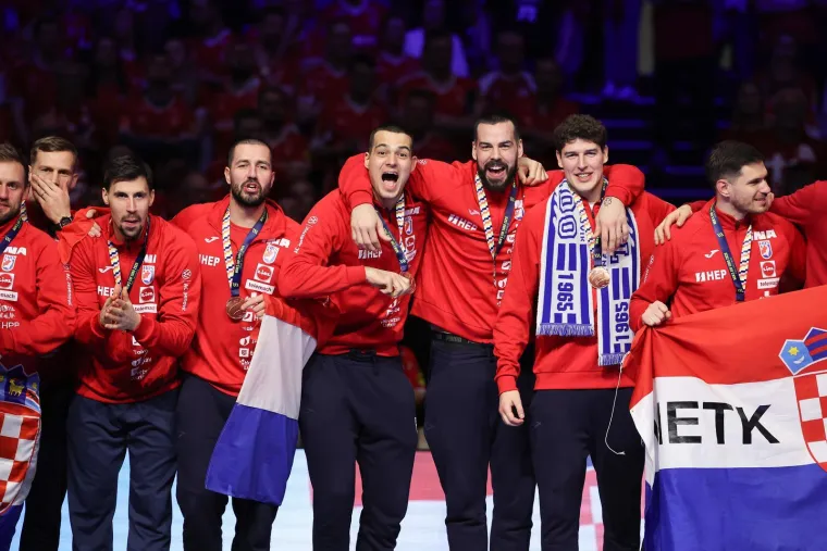 Ovo je veliko, ovo je sve! Pogledajte rukometa&scaron;e kako primaju medalje, za ovo se živi!