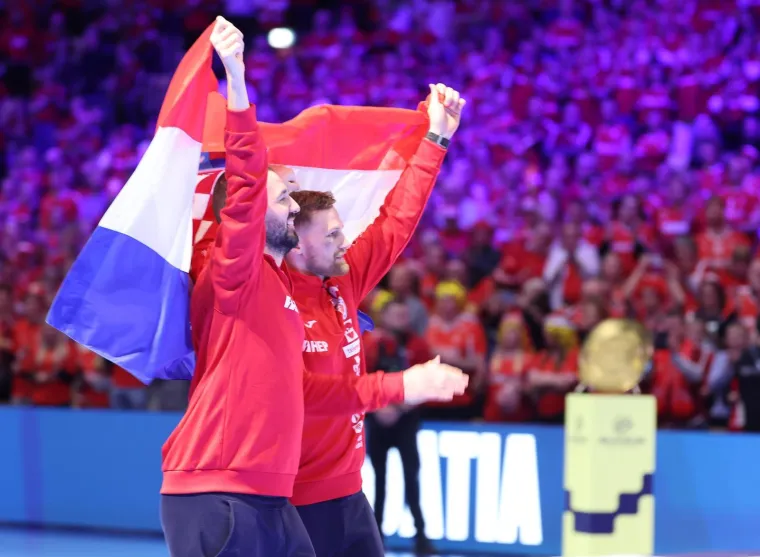 Ovo je veliko, ovo je sve! Pogledajte rukometa&scaron;e kako primaju medalje, za ovo se živi!