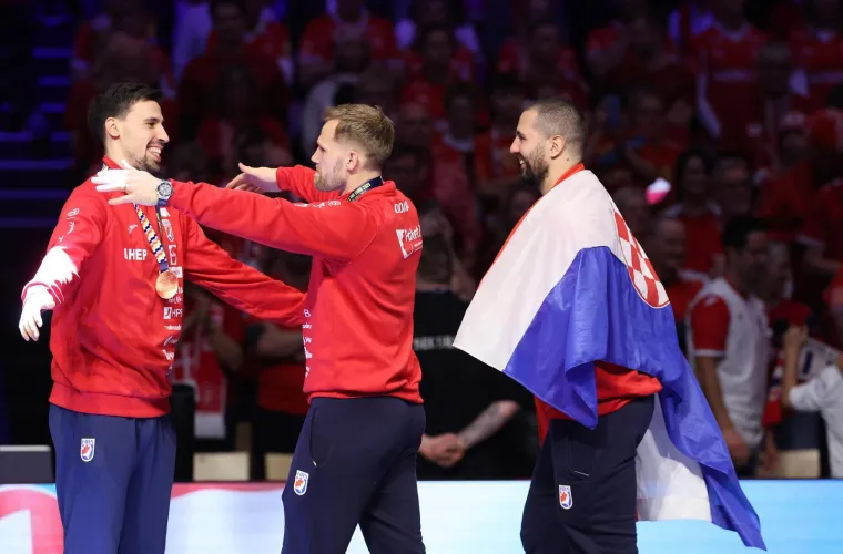 Ovo je veliko, ovo je sve! Pogledajte rukometa&scaron;e kako primaju medalje, za ovo se živi!