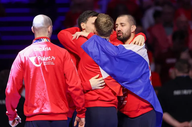 Ovo je veliko, ovo je sve! Pogledajte rukometa&scaron;e kako primaju medalje, za ovo se živi!