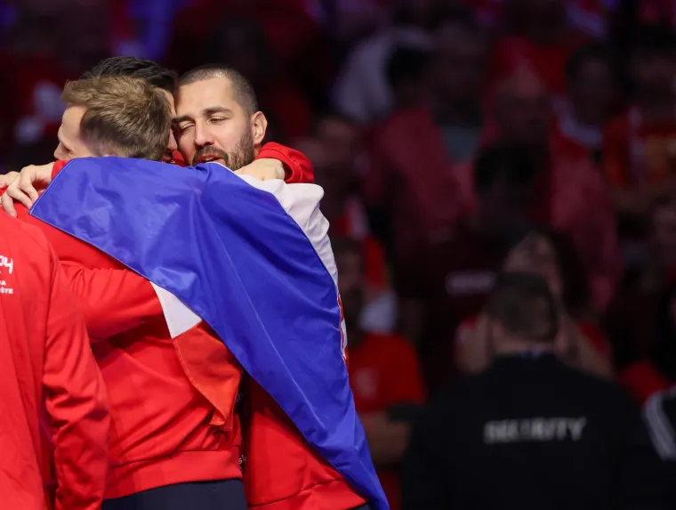 Ovo je veliko, ovo je sve! Pogledajte rukometa&scaron;e kako primaju medalje, za ovo se živi!