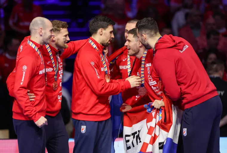 Ovo je veliko, ovo je sve! Pogledajte rukometa&scaron;e kako primaju medalje, za ovo se živi!