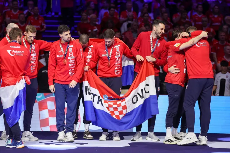 Ovo je veliko, ovo je sve! Pogledajte rukometa&scaron;e kako primaju medalje, za ovo se živi!