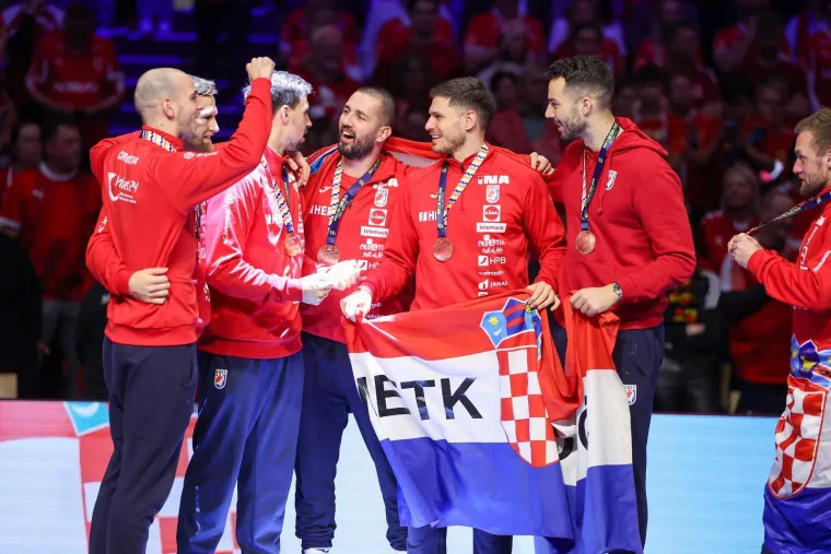 Ovo je veliko, ovo je sve! Pogledajte rukometa&scaron;e kako primaju medalje, za ovo se živi!