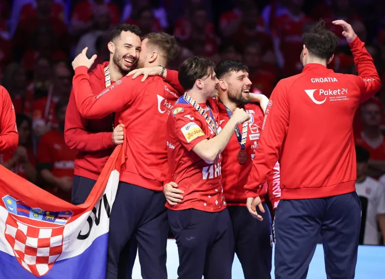 Ovo je veliko, ovo je sve! Pogledajte rukometa&scaron;e kako primaju medalje, za ovo se živi!