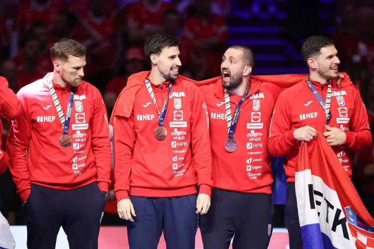 Ovo je veliko, ovo je sve! Pogledajte rukometa&scaron;e kako primaju medalje, za ovo se živi!