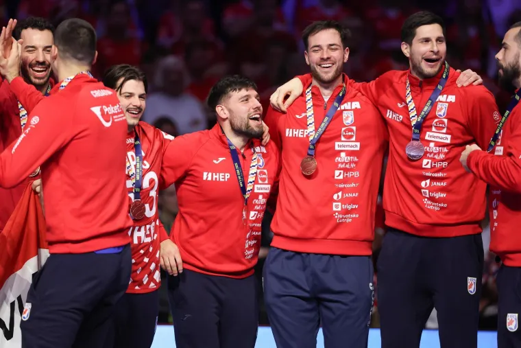 Ovo je veliko, ovo je sve! Pogledajte rukometa&scaron;e kako primaju medalje, za ovo se živi!