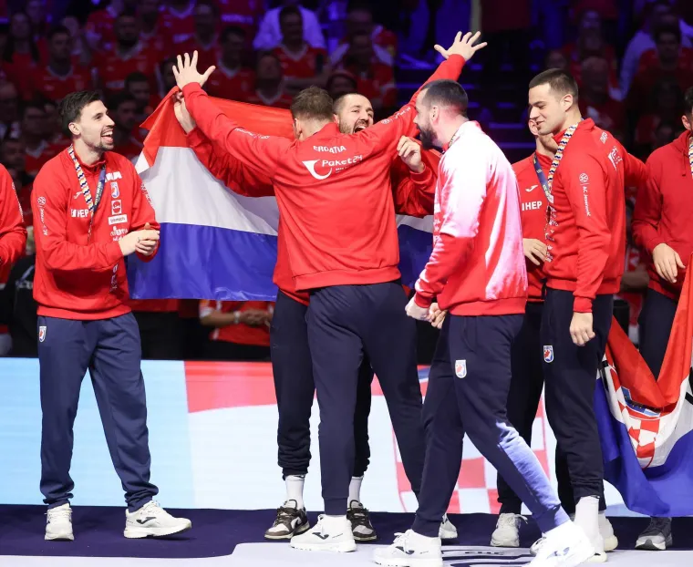 Ovo je veliko, ovo je sve! Pogledajte rukometa&scaron;e kako primaju medalje, za ovo se živi!