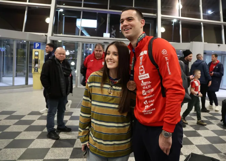 Brončani rukometa&scaron;i kao rock zvijezde: Pogledajte &scaron;to se događalo prije polaska za Hrvatsku