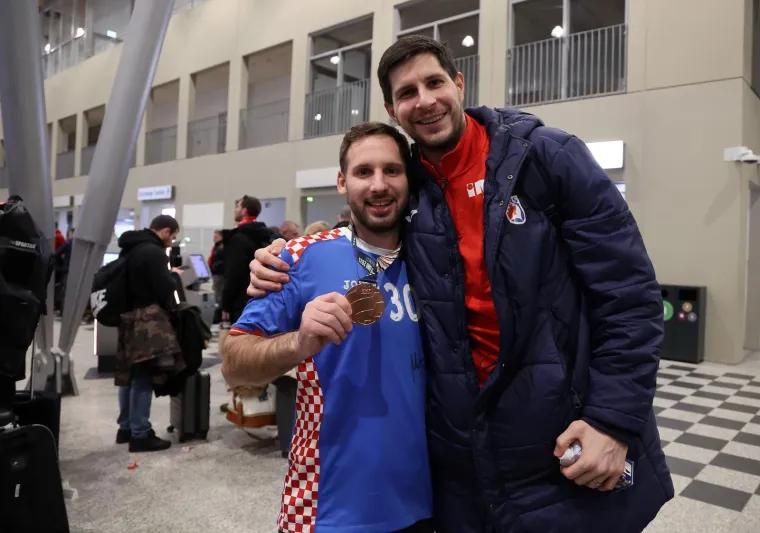 Brončani rukometa&scaron;i kao rock zvijezde: Pogledajte &scaron;to se događalo prije polaska za Hrvatsku